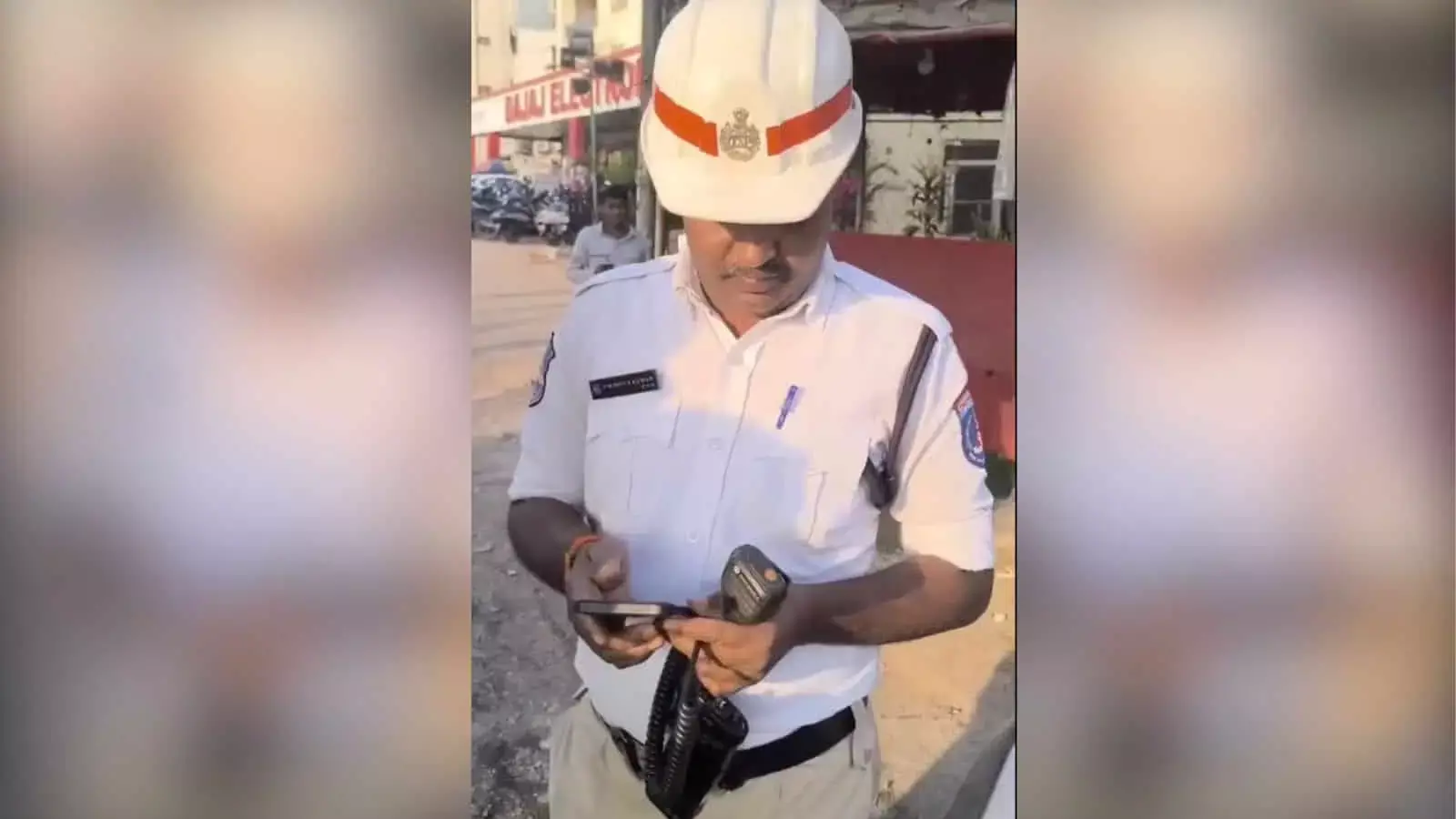 Video: चालान के लिए पर्सनल फोन के इस्तेमाल पर हैदराबाद ट्रैफिक पुलिस वाले से पूछताछ Video: चालान के लिए पर्सनल फोन के इस्तेमाल पर हैदराबाद ट्रैफिक पुलिस वाले से पूछताछ