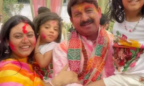 मनोज तिवारी ने परिवार संग खेली होली, शेयर कीं खूबसूरत तस्वीरें मनोज तिवारी ने परिवार संग खेली होली, शेयर कीं खूबसूरत तस्वीरें