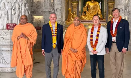 अमेरिकी राजदूत सर्जियो गोर ने स्वामीनारायण अक्षरधाम मंदिर में किए दर्शन, होली की दीं शुभकामनाएं अमेरिकी राजदूत सर्जियो गोर ने स्वामीनारायण अक्षरधाम मंदिर में किए दर्शन, होली की दीं शुभकामनाएं
