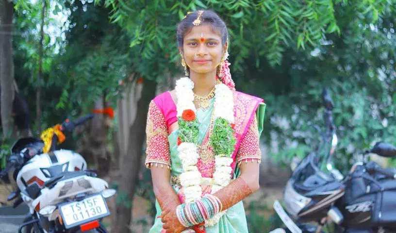 Medak: शादी के 8 दिन बाद 20 साल की दुल्हन ने सुसाइड कर लिया Medak: शादी के 8 दिन बाद 20 साल की दुल्हन ने सुसाइड कर लिया