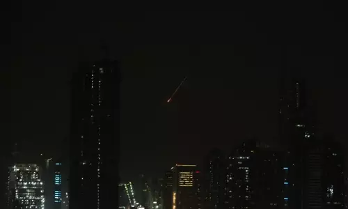 UAE ने तीन बैलिस्टिक मिसाइलें और 120 से ज़्यादा ड्रोन रोके UAE ने तीन बैलिस्टिक मिसाइलें और 120 से ज़्यादा ड्रोन रोके