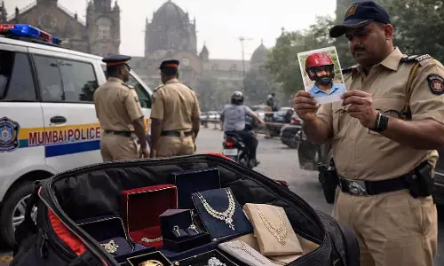 Mumbai : डिलीवरी ड्राइवर ₹69.74 लाख के हीरे के गहने लेकर भागा, पुलिस ने तलाश शुरू की Mumbai : डिलीवरी ड्राइवर ₹69.74 लाख के हीरे के गहने लेकर भागा, पुलिस ने तलाश शुरू की