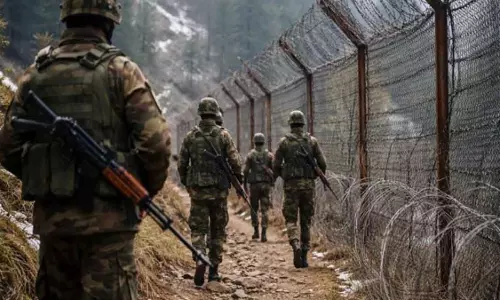 सेना ने Poonch सेक्टर में LoC पर घुसपैठ की कोशिश नाकाम की सेना ने Poonch सेक्टर में LoC पर घुसपैठ की कोशिश नाकाम की