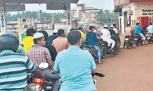 Middle ईस्ट संघर्ष का असर: फ्यूल की कीमत बढ़ने के डर से लोग पेट्रोल पंपों पर उमड़ पड़े Middle ईस्ट संघर्ष का असर: फ्यूल की कीमत बढ़ने के डर से लोग पेट्रोल पंपों पर उमड़ पड़े