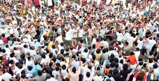 Nizamabad में होली के दौरान गांववालों ने पारंपरिक पंच फाइट गेम खेला Nizamabad में होली के दौरान गांववालों ने पारंपरिक पंच फाइट गेम खेला