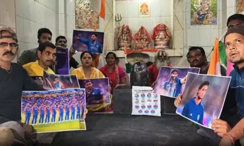 सेमीफाइनल में टीम इंडिया की जीत के लिए प्रयागराज में विशेष पूजा-पाठ, फैंस ने खेली खिलाड़ियों की तस्वीरों के साथ होली