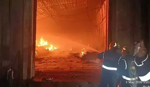 Hyderabad के कटेदान में प्लाइवुड गोदाम में आग लग गई