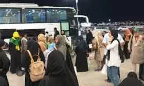 Kashmir के छात्र तेहरान से बाहर निकलकर क़ोम पहुँचे