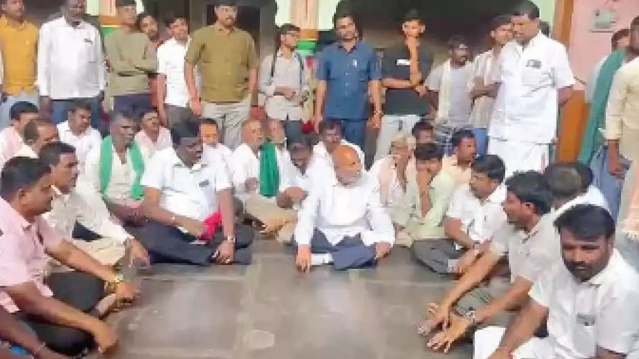 Karnataka: विधायक ने बलडोटा प्लांट में प्रदूषण जारी रहने पर बंद करने की चेतावनी दी Karnataka: विधायक ने बलडोटा प्लांट में प्रदूषण जारी रहने पर बंद करने की चेतावनी दी