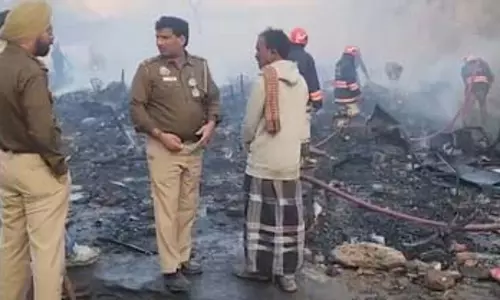 झुग्गियों में आग का तांडव, आसपास के फ्लैट और फैक्ट्री भी प्रभावित, देखें भयानक मंजर झुग्गियों में आग का तांडव, आसपास के फ्लैट और फैक्ट्री भी प्रभावित, देखें भयानक मंजर