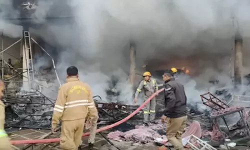 होटल के बाहर शादी के पंडाल में लगी आग, दूर तक दिखे धुएं के गुब्बारे होटल के बाहर शादी के पंडाल में लगी आग, दूर तक दिखे धुएं के गुब्बारे