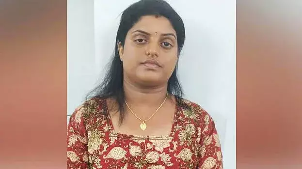 kerala: पुजारी के घर से 12 सोने के सिक्के चुराने के आरोप में 26 साल की महिला गिरफ्तार kerala: पुजारी के घर से 12 सोने के सिक्के चुराने के आरोप में 26 साल की महिला गिरफ्तार