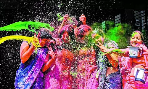 Holi का जश्न: रंग-बिरंगे गेरू रंग में नहाए लोग