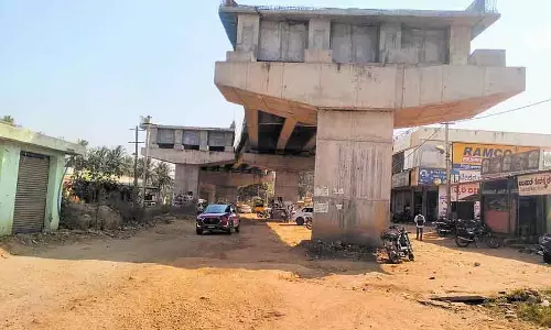 Devanahalli सड़क के काम में देरी से वाहन चालकों को परेशानी Devanahalli सड़क के काम में देरी से वाहन चालकों को परेशानी