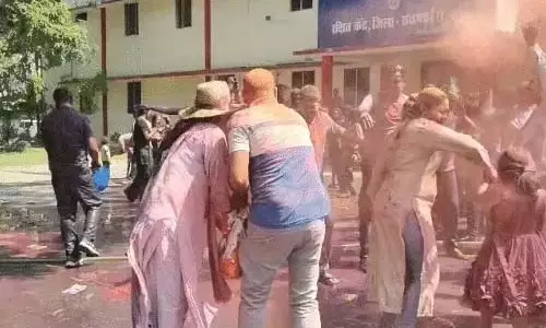 थानों में आज होली खेल रहे पुलिसकर्मी