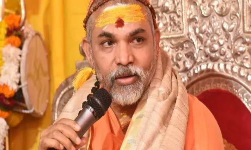Varanasi: शंकराचार्य अविमुक्तेश्वरानंद ने बटुकों के साथ किया प्रसाद वितरण Varanasi: शंकराचार्य अविमुक्तेश्वरानंद ने बटुकों के साथ किया प्रसाद वितरण
