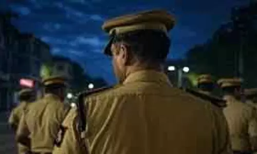 Delhi Police 13 साल की लड़की को जबरन ले जाने का आरोप, पिता ने अधिकारों के उल्लंघन का दावा किया