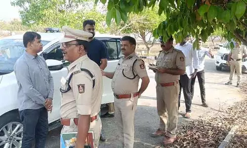 Vijayapura: सोने की लालच दिखाकर लुटेरों ने ₹20 लाख लूटे Vijayapura: सोने की लालच दिखाकर लुटेरों ने ₹20 लाख लूटे