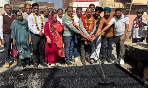 MLA ने सड़क पर तारकोल बिछाने का काम शुरू कराया