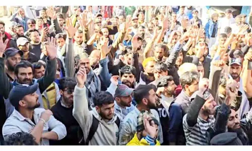 Khamenei की हत्या के खिलाफ राजौरी, पुंछ में विरोध प्रदर्शन Khamenei की हत्या के खिलाफ राजौरी, पुंछ में विरोध प्रदर्शन