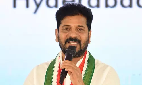 Revanth Reddy ने तेलंगाना में फर्जी आउटसोर्सिंग नौकरियों की ओर इशारा किया Revanth Reddy ने तेलंगाना में फर्जी आउटसोर्सिंग नौकरियों की ओर इशारा किया