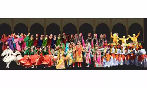 नटरंग ने मनमोहक नृत्यों के माध्यम से J&K के सांस्कृतिक रंगों को प्रदर्शित किया नटरंग ने मनमोहक नृत्यों के माध्यम से J&K के सांस्कृतिक रंगों को प्रदर्शित किया