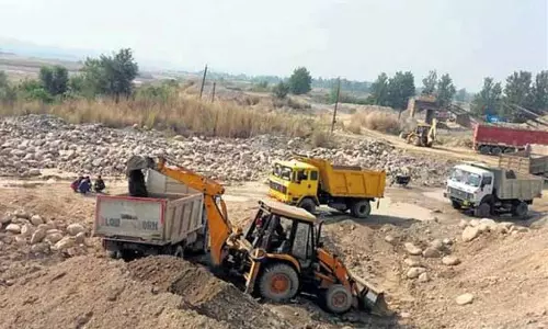 POONCH: अवैध खनन के आरोप में 3 ट्रैक्टर-ट्रॉली जब्त