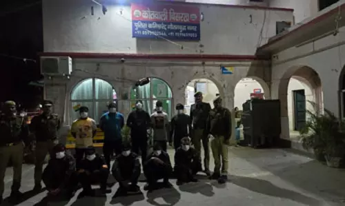 VIDEO: होली के दौरान दो सोसाइटियों में बवाल, मारपीट के वीडियो वायरल, 10 आरोपी गिरफ्तार VIDEO: होली के दौरान दो सोसाइटियों में बवाल, मारपीट के वीडियो वायरल, 10 आरोपी गिरफ्तार