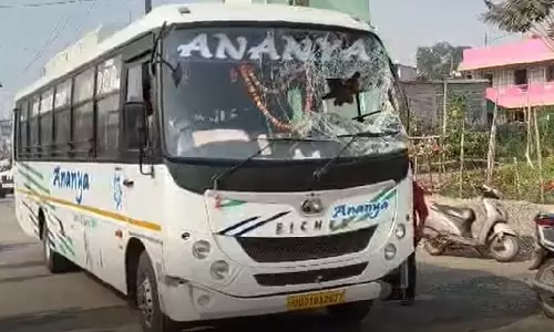 Balasore जिले में बस दुकान में घुसी, 20 से ज़्यादा यात्री बाल-बाल बचे Balasore जिले में बस दुकान में घुसी, 20 से ज़्यादा यात्री बाल-बाल बचे