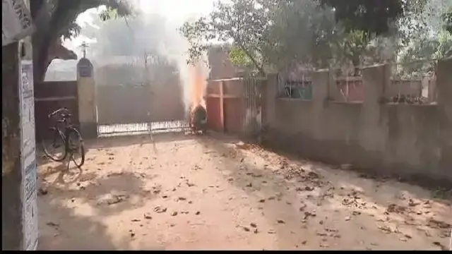Mayurbhanj: उदयाला पुलिस स्टेशन के पास स्कूटर में लगी आग Mayurbhanj: उदयाला पुलिस स्टेशन के पास स्कूटर में लगी आग