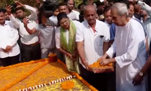 BJD प्रमुख नवीन पटनायक ने पिता बीजू पटनायक को पुष्पांजलि अर्पित की BJD प्रमुख नवीन पटनायक ने पिता बीजू पटनायक को पुष्पांजलि अर्पित की