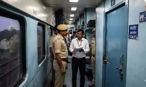 Ratlam में ट्रेन के वॉशरूम में जज की पत्नी मृत मिलीं; साइलेंट हार्ट अटैक का शक Ratlam में ट्रेन के वॉशरूम में जज की पत्नी मृत मिलीं; साइलेंट हार्ट अटैक का शक