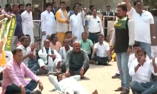 जेडीयू समर्थकों ने नीतीश के फैसले पर भरोसा नहीं किया, CM आवास के बाहर विरोध प्रदर्शन जेडीयू समर्थकों ने नीतीश के फैसले पर भरोसा नहीं किया, CM आवास के बाहर विरोध प्रदर्शन