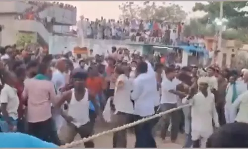 Telangana के गांव में होली पर सैकड़ों लोगों ने मुक्के मारे