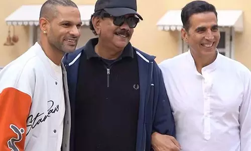 अक्षय कुमार और शिखर धवन ने Bhooth Bangla के सेट को क्रिकेट ग्राउंड में बदल दिया अक्षय कुमार और शिखर धवन ने Bhooth Bangla के सेट को क्रिकेट ग्राउंड में बदल दिया