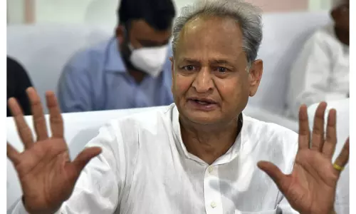 Jaipur: विदेश नीति पर गहलोत का हमला, अमेरिकी कार्रवाई पर केंद्र की चुप्पी पर सवाल Jaipur: विदेश नीति पर गहलोत का हमला, अमेरिकी कार्रवाई पर केंद्र की चुप्पी पर सवाल