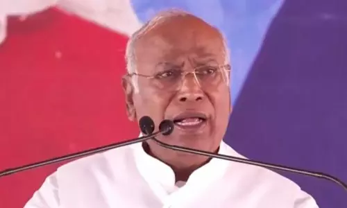 मोदी सरकार ने भारत के रणनीतिक हितों को लापरवाही से छोड़ा है: खड़गे ने PM की आलोचना की मोदी सरकार ने भारत के रणनीतिक हितों को लापरवाही से छोड़ा है: खड़गे ने PM की आलोचना की