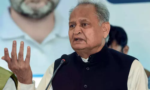 अशोक गहलोत ने US के ईरानी जहाज़ को नष्ट करने पर चुप्पी को लेकर केंद्र की आलोचना की