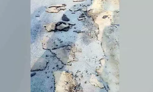 Kerala : तारकोल बिछाने के कुछ ही घंटों में सड़क ढह गई Kerala : तारकोल बिछाने के कुछ ही घंटों में सड़क ढह गई