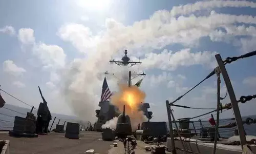 जैसे को तैसा, ईरान ने अपने युद्धपोत पर Torpedo Attack के कुछ घंटों बाद अमेरिकी टैंकर पर हमला किया जैसे को तैसा, ईरान ने अपने युद्धपोत पर Torpedo Attack के कुछ घंटों बाद अमेरिकी टैंकर पर हमला किया