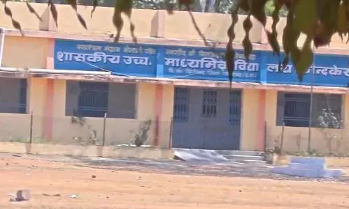 आज भी स्कूल बंद कर छुट्टी मना रहे टीचर, शिक्षा विभाग बड़ी कार्रवाई की तैयारी में