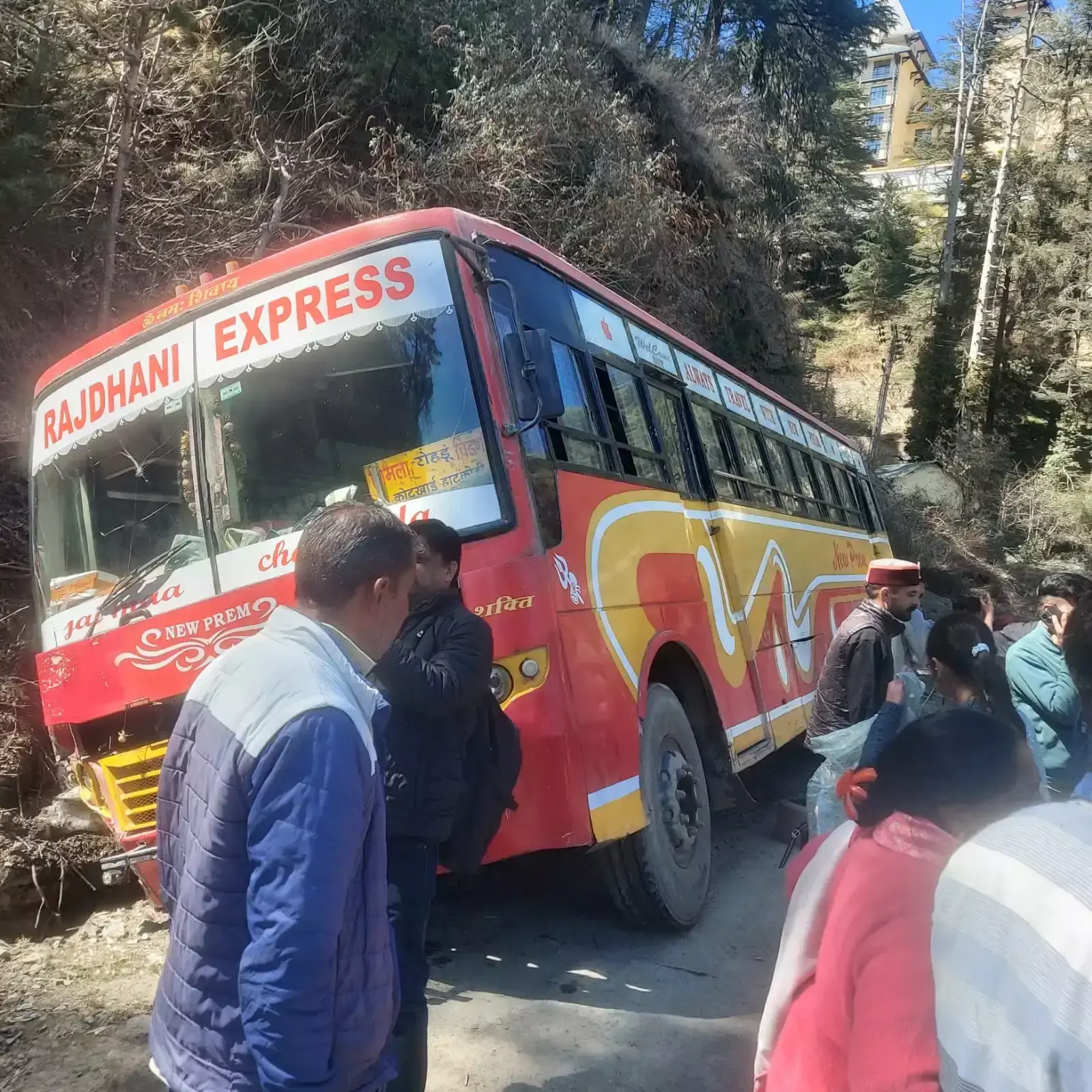 Shimla: छराबड़ा के पास बस फंसने से हड़कंप, बाल-बाल बचे यात्री Shimla: छराबड़ा के पास बस फंसने से हड़कंप, बाल-बाल बचे यात्री