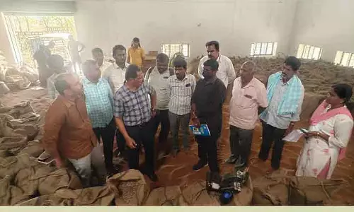 Gauribidanur : संयुक्त आयुक्त ने रागी गोदाम का दौरा किया Gauribidanur : संयुक्त आयुक्त ने रागी गोदाम का दौरा किया