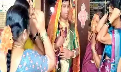 Adoni में साड़ी पहने पुरुष प्रार्थना करते हैं Adoni में साड़ी पहने पुरुष प्रार्थना करते हैं
