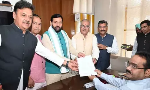 Chandigarh: खट्टर खेमे से Sanjay Bhatia का नामांकन, सियासी हलचल Chandigarh: खट्टर खेमे से Sanjay Bhatia का नामांकन, सियासी हलचल