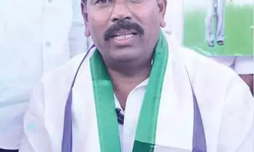 विधायक ने LC चेयरमैन पर टिप्पणी को लेकर अत्चन्नायडू की आलोचना की विधायक ने LC चेयरमैन पर टिप्पणी को लेकर अत्चन्नायडू की आलोचना की