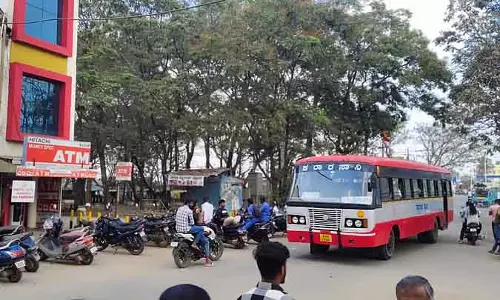 Karnataka : टिपटूर शहर के बस स्टैंड पर वाहन पार्किंग Karnataka : टिपटूर शहर के बस स्टैंड पर वाहन पार्किंग