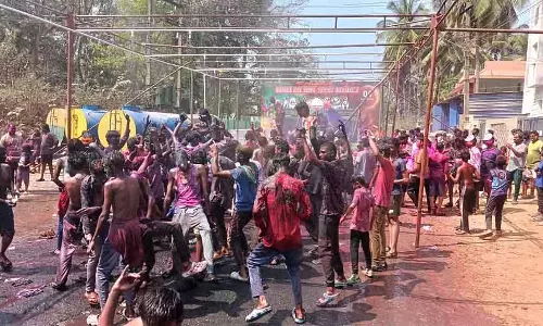 Dandeli में होली का जश्न: रंगों में सराबोर युवा Dandeli में होली का जश्न: रंगों में सराबोर युवा