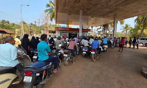 Bhatkal : कीमत बढ़ने के डर से लोग पेट्रोल पंपों पर उमड़ पड़े Bhatkal : कीमत बढ़ने के डर से लोग पेट्रोल पंपों पर उमड़ पड़े