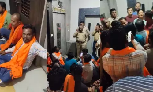 Gujarat में हिंदुत्व ग्रुप्स ने इंटरफेथ रिलेशनशिप के खिलाफ प्रोटेस्ट किया Gujarat में हिंदुत्व ग्रुप्स ने इंटरफेथ रिलेशनशिप के खिलाफ प्रोटेस्ट किया